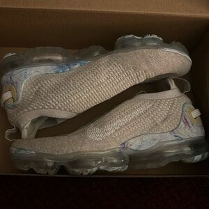 Vapor max lock. Like New. Worn a couple times